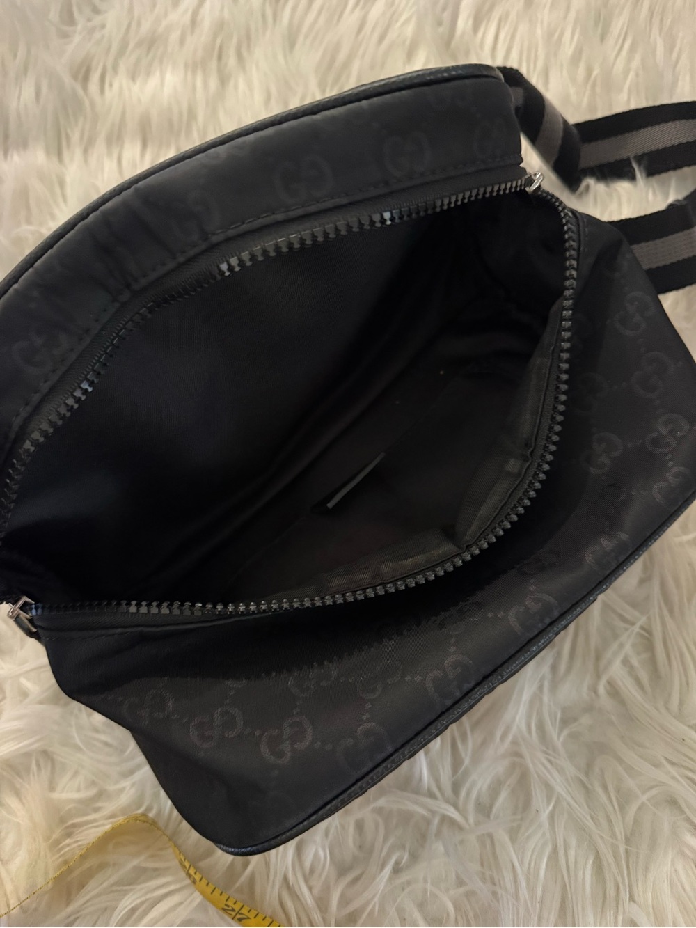 Gucci Black Crossbody Shoulder Bag with Adjustable Strap - Picture 6 of 8